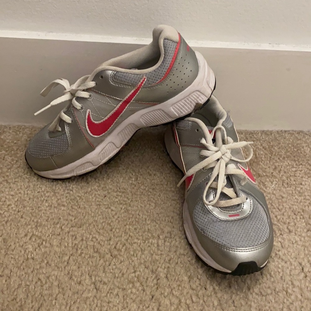 Nike running shoes youth size 4